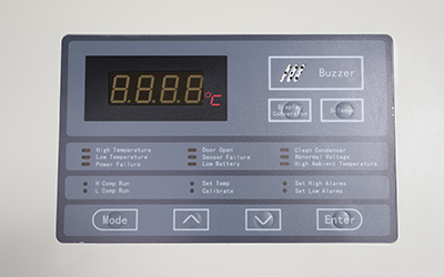 -86°C vriezer met ultralage temperatuur en zelfcascadesysteem detail - Digitaal display voor temperatuur. Bedieningspaneel voor instelling. Met alarmlichtknop, duidelijk te tonen en gemakkelijk voor aandacht.