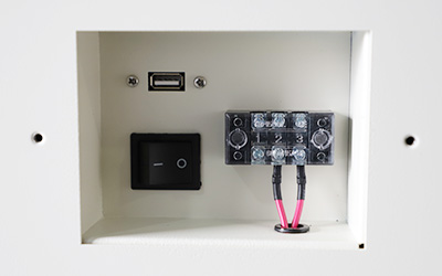 -86°C vriezer met ultralage temperatuur en zelfcascadesysteem detail - Stroomschakelaar met beschermer. USB-interface.