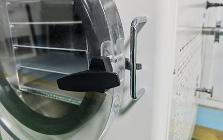 1-2 kg kleine vriesdroger voor thuisgebruik voor voedsel detail - Transparante zichtbare plexiglazen deur, kan het lyofilisatieproces van materialen direct observeren.