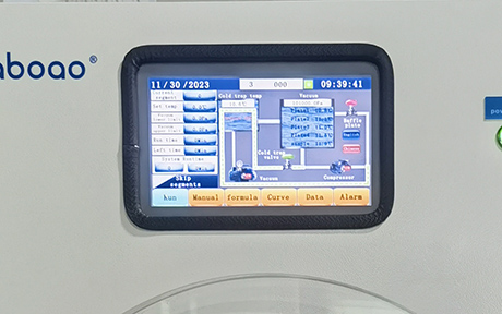 1-2 kg kleine vriesdroger voor thuisgebruik voor voedsel detail - LCD-aanraakscherm, start met één knop. PLC-systeembesturing, kan programma's instellen en verschillende vriesdroogformules opslaan, één aanraking om een ingesteld programma voor verschillende monsters uit te voeren.