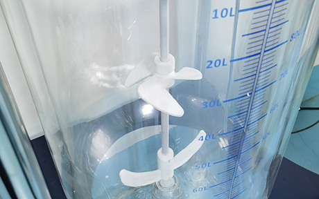 100L beklede glasreactor detail - Hoog borosilicaatglasmateriaal, dubbellaags roeranker, PTFE-materiaal voor anticorrosie.