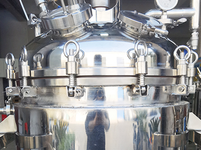 100L grote industriële roestvrijstalen reactor met mantel detail - Roestvrijstalen ketellichaam, corrosiebestendig, bestand tegen hoge temperaturen, hoge drukweerstand.