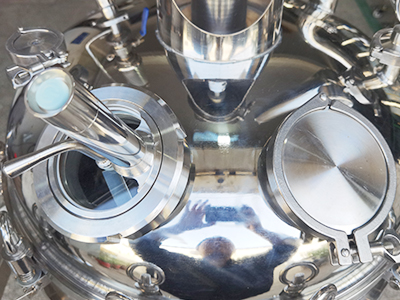 100L grote industriële roestvrijstalen reactor met mantel detail - Reactieketeldeksel met meerdere monden, het aantal ketelmonden kan worden aangepast en het ontwerp met grote mond is gemakkelijk schoon te maken.