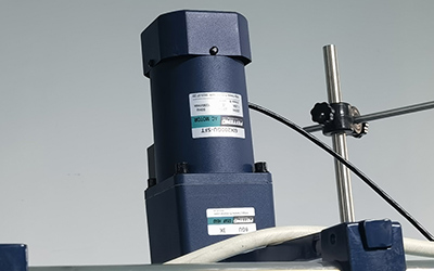 200L beklede glasreactor detail - Boostermotor met lage snelheid, snelheid aanpassen 0-280 tpm.