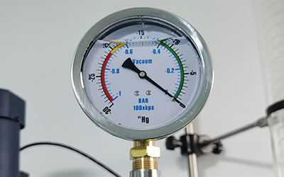 200L beklede glasreactor detail - Olievacuümmeter, anti-vibratie tijdens het roeren.