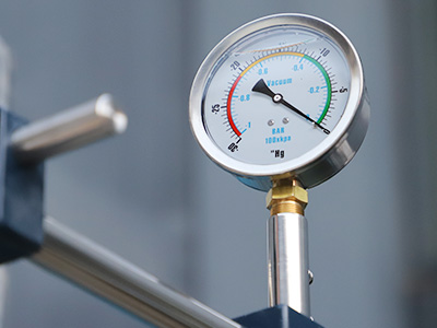 200L enkellaagse glazen reactor detail - Olievacuümmeter, anti-vibratie tijdens het roeren.