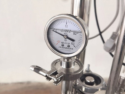 5L laboratoriumreactor van roestvrij staal met mantel detail - Vacuümdrukmeter real-time aanwijzer geeft echt vacuüm weer.