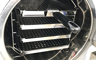 Benchtop Klasse B Pulse Vacuüm Stoomsterilisator detail - Vierlaags roestvrijstalen plaat met gaten, met trayklem, gemakkelijk te verplaatsen.