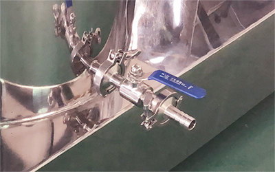 Ethanol Centrifuge Extractor voor hennep CBD-olie detail - Bekleed type met voedingspoort, kan worden aangesloten op een recirculatiekoeler voor koeling.