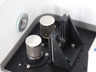 Fourier Transform Infrarood FTIR Spectrometer detail - Het heeft de functies van driedimensionale automatische aanpassing van de lasercontrole en snelle dynamische aanpassing van het scannen om de stabiliteit en nauwkeurigheid van langdurige tests te garanderen.