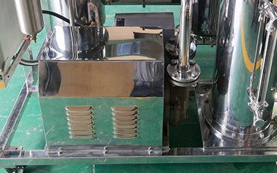 Industriële schaal met één effect vallende filmverdamper met grote capaciteit detail - Explosieveilige circulatiepomp en watercirculatievacuümpomp zijn beide bedekt met roestvrij staal, wat meer veiligheid en een mooie vorm heeft.