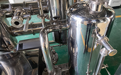 Industriële schaal met één effect vallende filmverdamper met grote capaciteit detail - Transfertank aansluiten op cryogene chiller voor terugwinning van ethanol. Inclusief vloeistofniveaumeter en filter, die het verzamelende vloeistofniveau kunnen zien en opnieuw kunnen filteren voordat ze worden teruggewonnen.