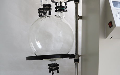 Nieuwe 50L rotatieverdamper detail - Ontvangstkolf met afvoerklep en luchtafvoerklep.