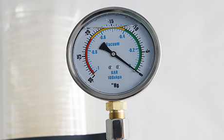 Nieuwe 50L rotatieverdamper detail - Olievacuümmeter, antivibratie tijdens bedrijf.