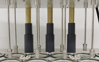 RC-12DS Oplostester met 12 vaten detail - De kop beweegt automatisch op en neer.