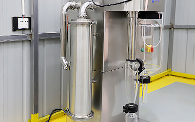 Lab kleine sproeidroger met filter detail - Filtersysteem met geplooid filterelement, Filtratiegebied van 104 kubieke meter per uur, PTFE-film.