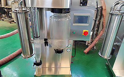 Lab kleine sproeidroger met filter detail - Het bespuiten, het drogen en het ontvangen van systeem worden gemaakt van hoog borosilicateglas, dat de voordelen van visualisatie van het schoonmaken van proces, visualisatie van atomiseringsproces, sterke zure en alkaliweerstand, enz. heeft.