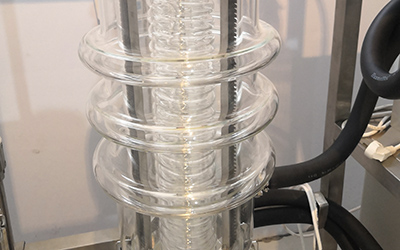 Apparatuur voor moleculaire destillatie met geveegde film voor CBD-olie detail - Hoofdverdamper - verdamper met mantel, kronkelige condensatiespoel om het condensoroppervlak te verbeteren, SS316 met schraper van grafietcomposietmateriaal, bestand tegen hoge temperaturen van 300°C.