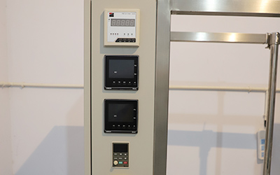 Apparatuur voor moleculaire destillatie met geveegde film voor CBD-olie detail - Controller - Omron merk temperatuurregelaar. Vacumm-display met Torr, mBar, Pa-eenheid. Snelheidsinstelling en weergave.