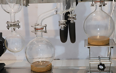 Apparatuur voor moleculaire destillatie met geveegde film voor CBD-olie detail - Verzamelkolf - GG17 materiaal van hoog borosilicaatglas, corrosiewerend. Met verstelbare hefstandaard. Zware en lichte moleculaire opvangkolf, volume is optioneel, materiaal is optioneel.